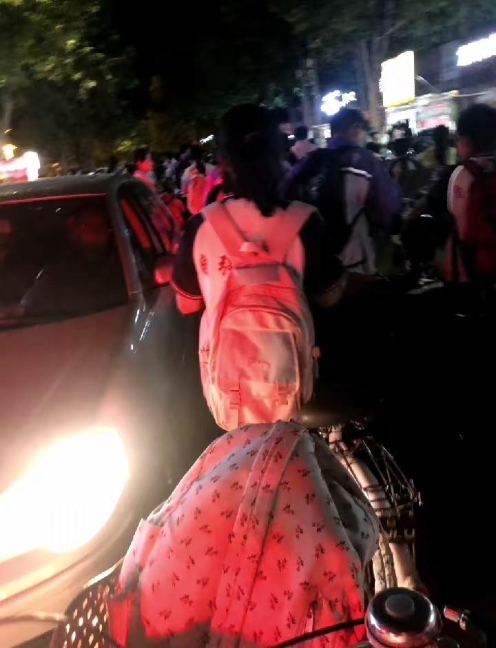 带我走好吗 我们回到十三岁 回到那个黄昏的下午 回到那个穿短袖的季节 回到你眉眼