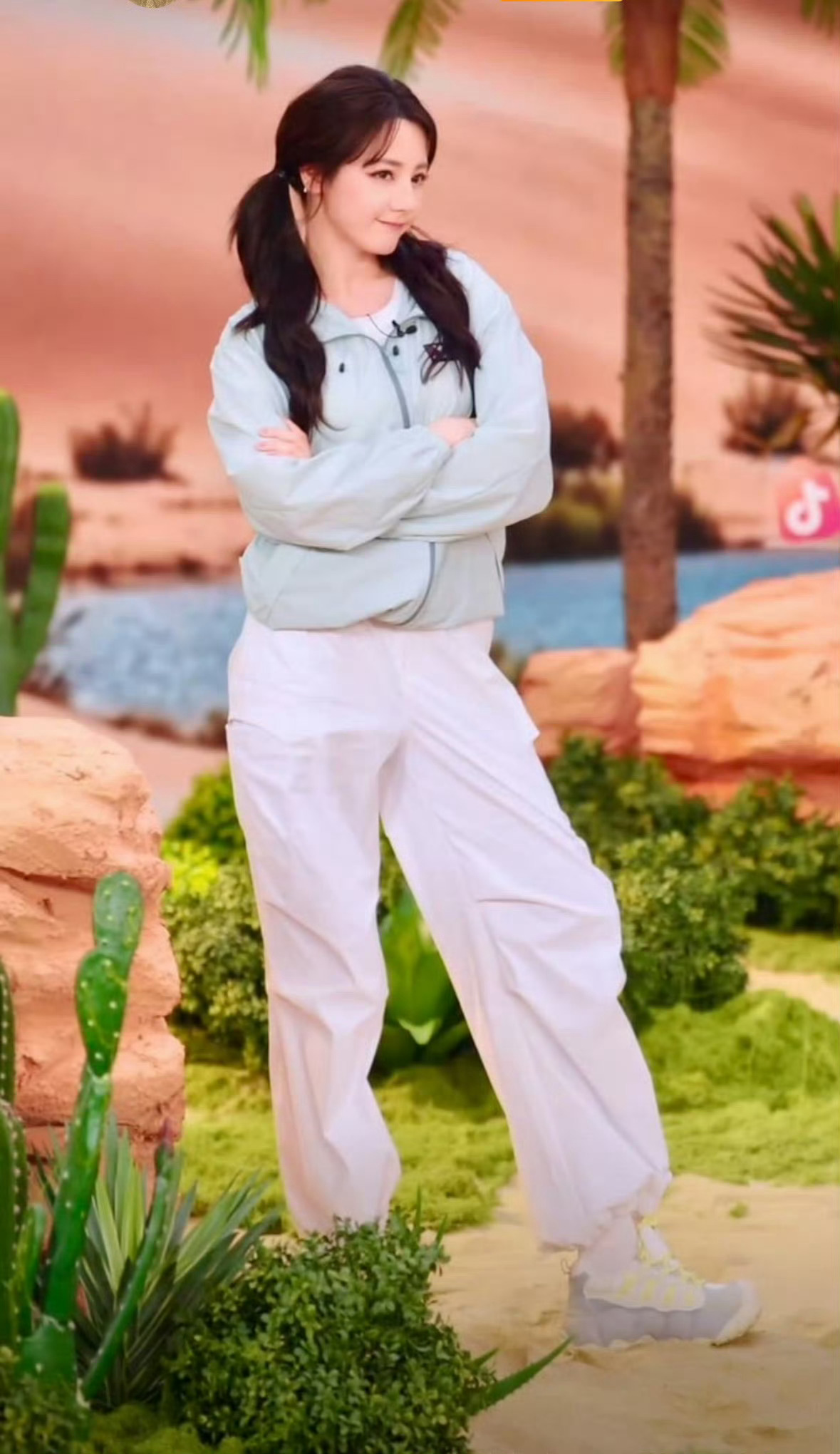 迪丽热巴全靠脸撑着，穿个普普通通的运动装造型也能这么可爱 