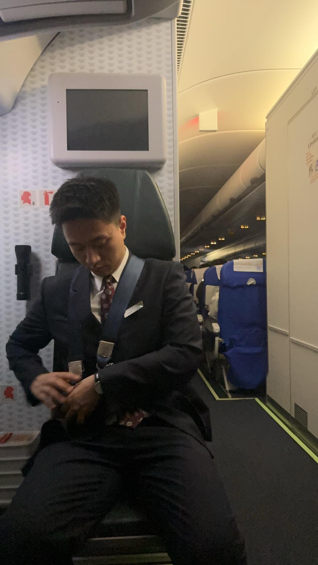 不是 这个座位也太暧昧了主要是这哥们腿太长了 坐我对面的时候 他占了一大半地方 