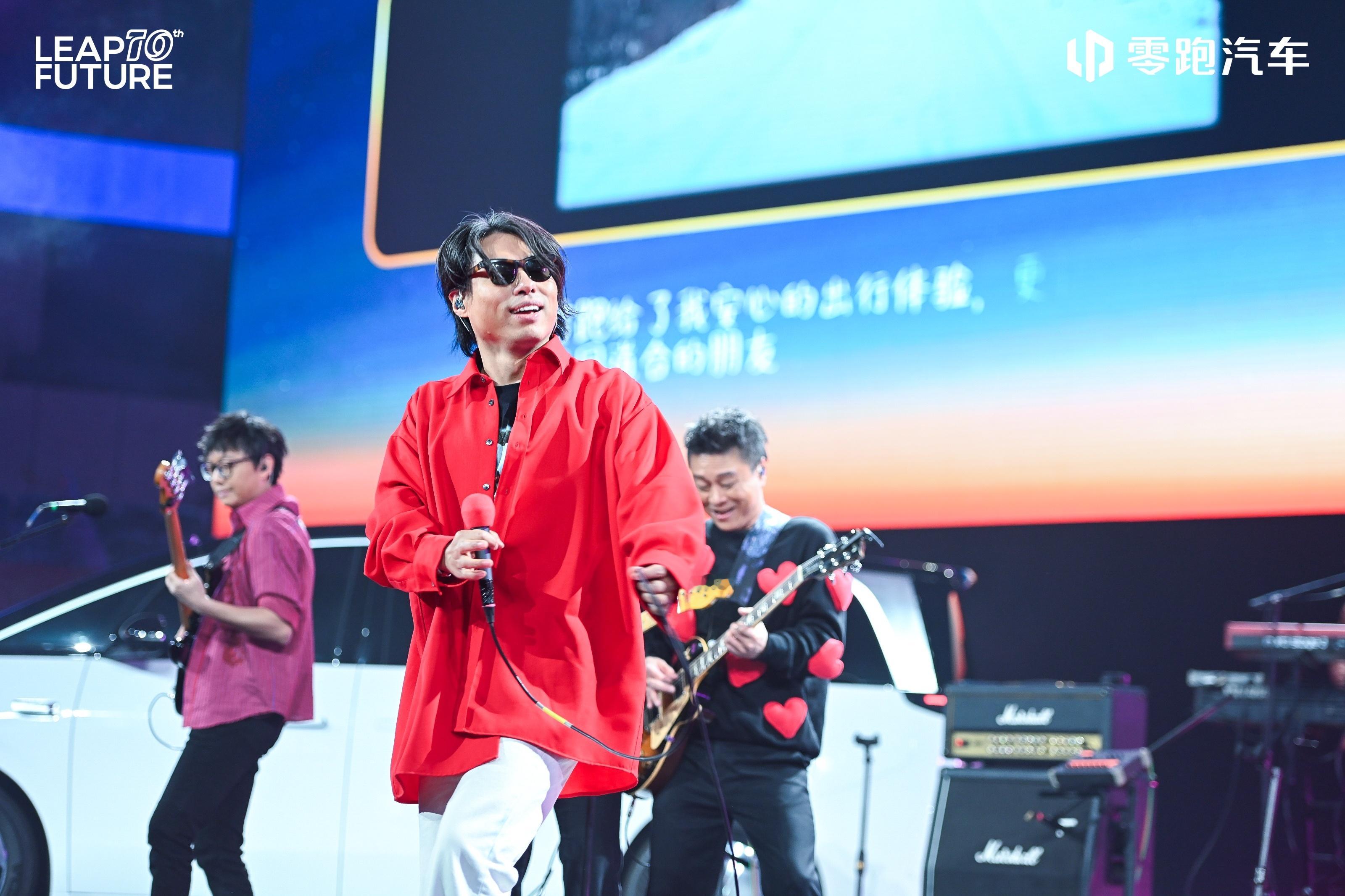 是谁的DNA动了？我不说👀登场，直接梦回《追梦赤子心》！🎸跟着全场一起“向前