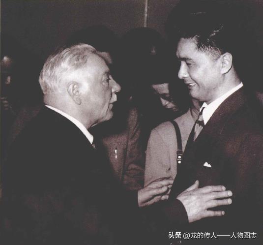 伏罗希洛夫(左)和荣毅仁(右)亲切交谈。