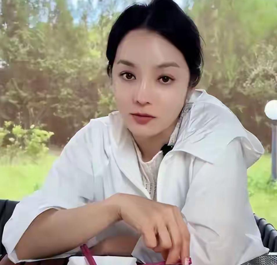 离婚5年蔡琳终于开口，镜头前哽咽着说出原因，文化差异只是一角
娱乐
