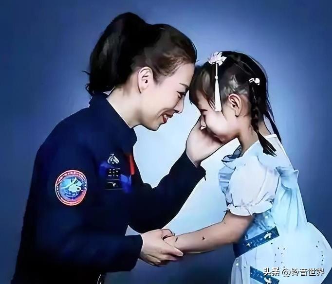 妈妈传递给女儿的光环，以后，她会不会也像妈妈一样去飞天？成为名副其实的“飞二代”