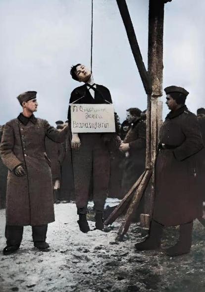 1941年11月莫斯科远郊，绞刑架上吊着一具年轻的美丽女尸。她就是苏联人的女英雄