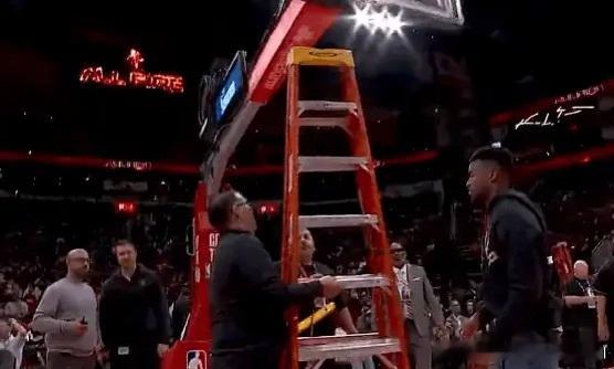 确实是专业，火箭马刺赛前篮筐歪了，这工具是真开眼界啊火箭vs马刺