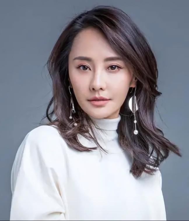 马雅舒晒与儿女合照，49岁看着像30，米雅姐弟颜值碾压一众星二代
娱乐 明星