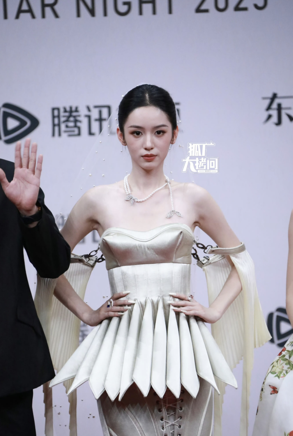 周也最近状态不太行，是不是熬夜熬多了，多吃点奶蓟草护护肝。 周也头纱被踩