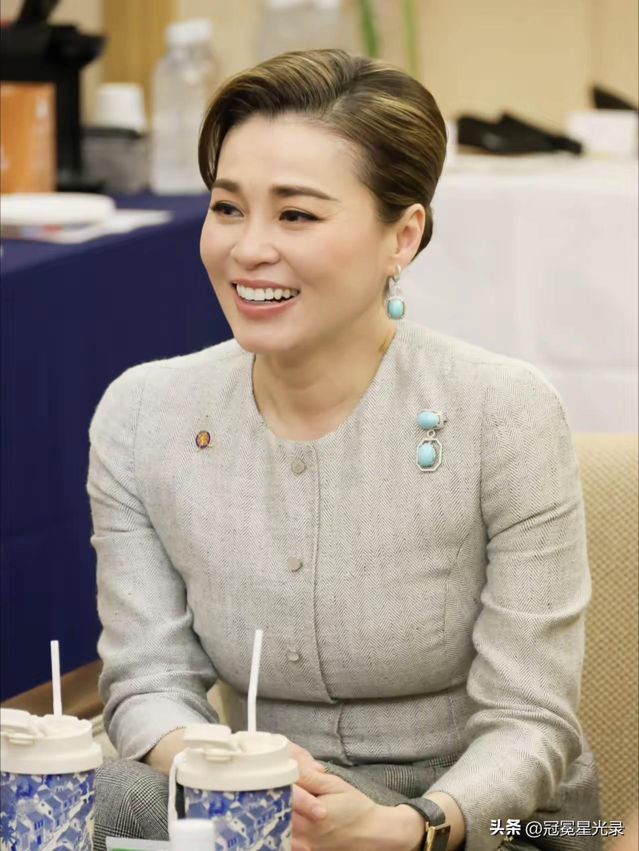 苏提达王后的笑容特写，阳光治愈，真的好美，好有感染力！
10月17日，苏提达王后