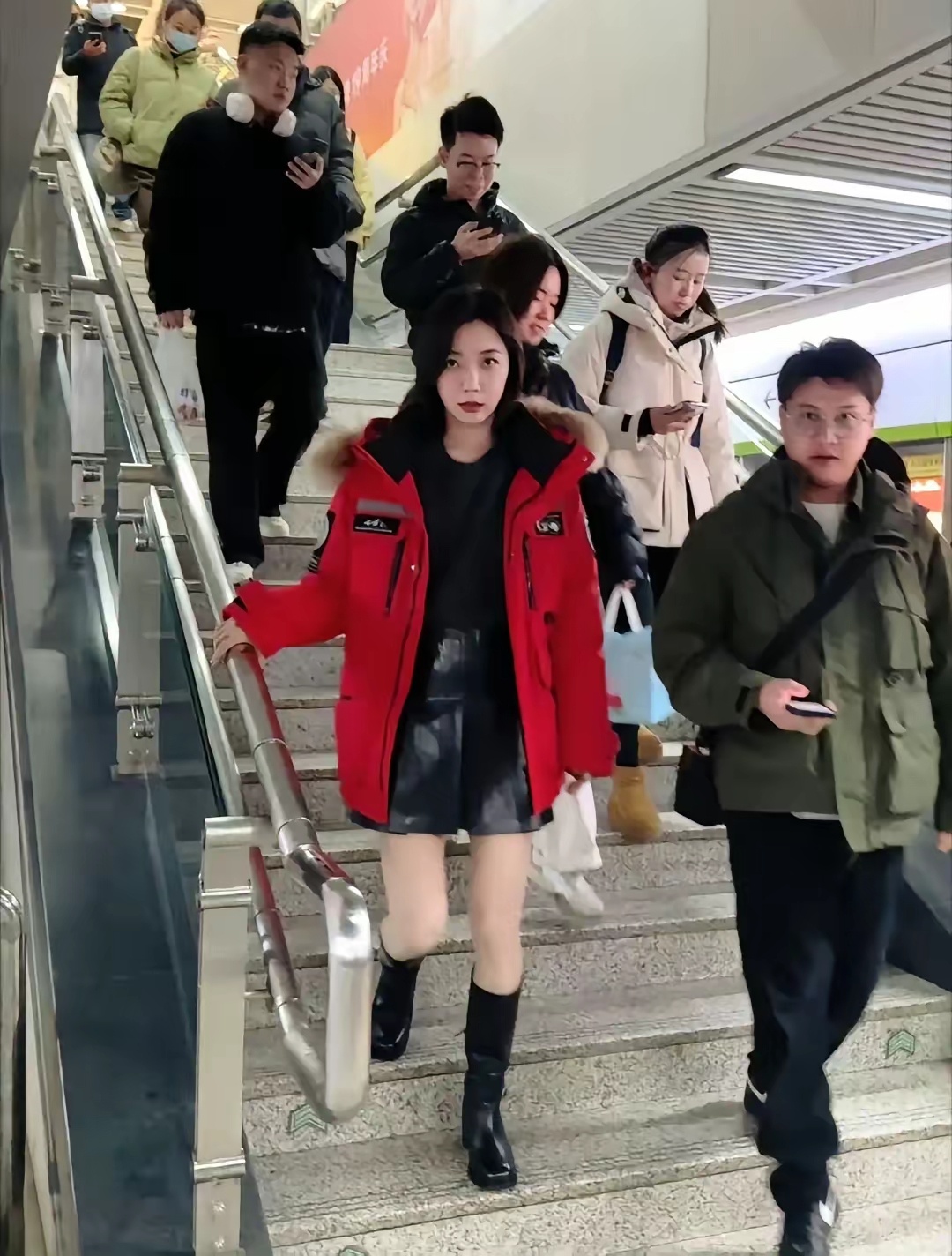 她是娱乐圈幸运也最倒霉的女明星，曾经20岁出头一夜爆红，本来起码应该红个七八年，