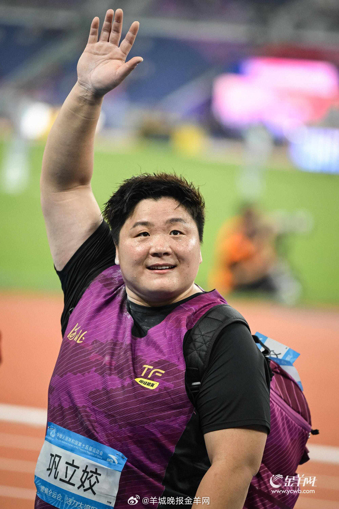  【与巩立姣的三次邂逅 告诉你不一样的铅球“女王”】持球、屈肘、转身、奋力一掷…