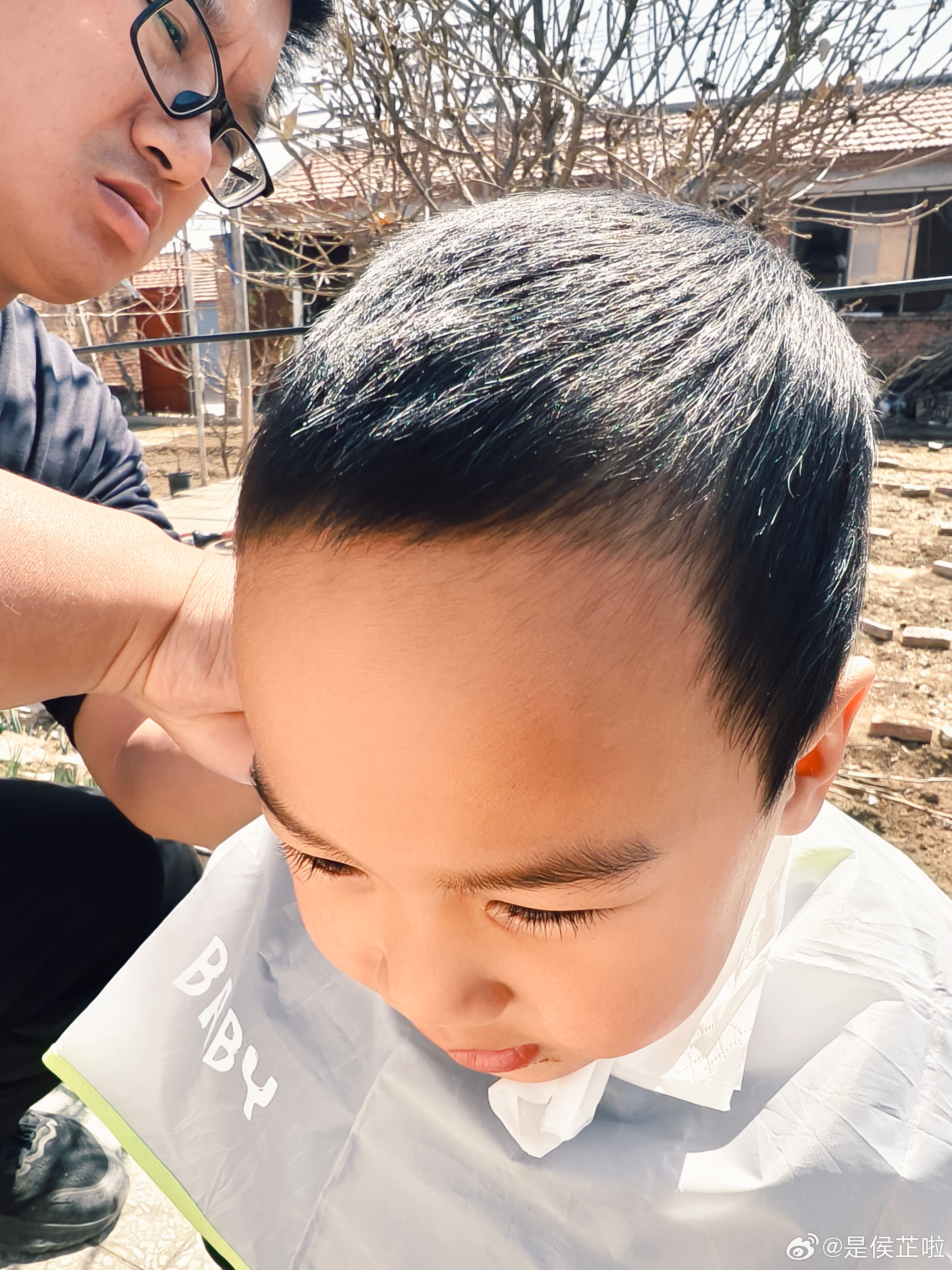 龙抬头剪头发啦早晨给理发器充上电，赶上中午阳光好，咱们就剪头发啦小杨同学老早就知