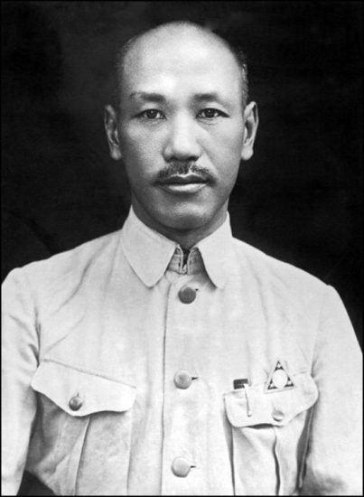 陈赓说过，东征的时候老蒋那次就是要以身殉国的，他给背出去了。   

李宗仁也说
