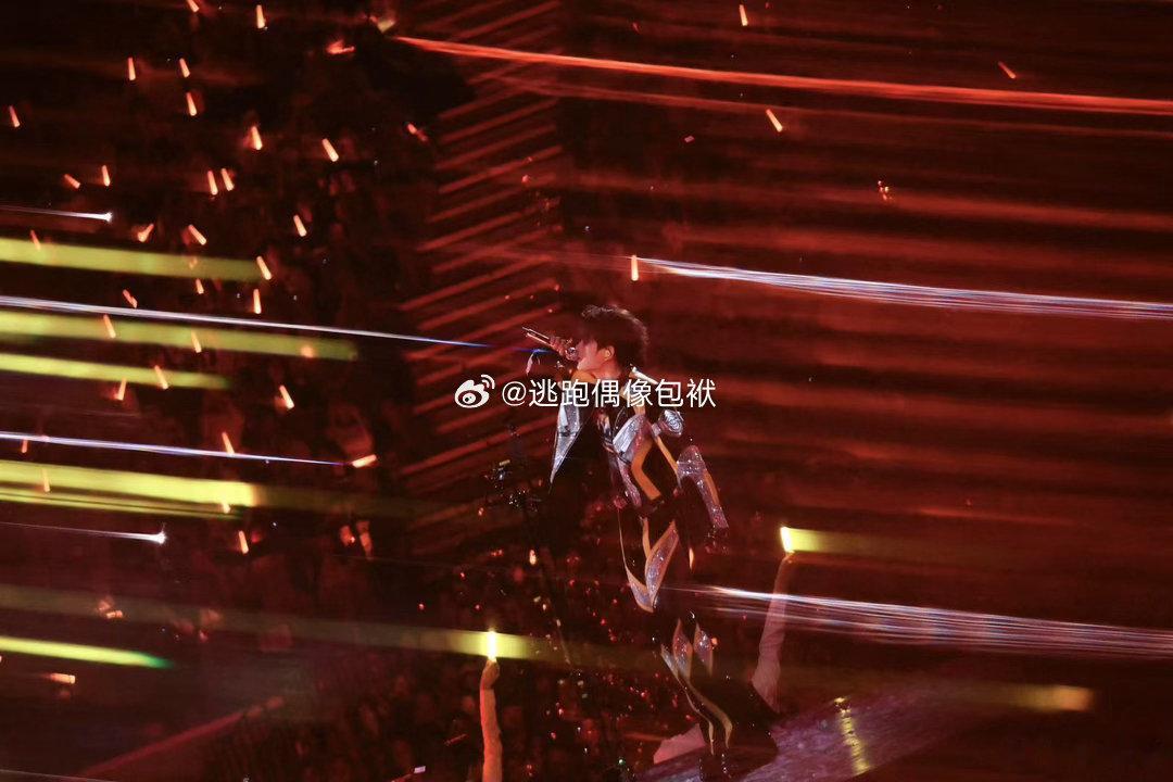 丁禹兮和声乐老师连线丁禹兮演唱会练声丁禹兮远程开启声乐训练，和老师线上连线交流演