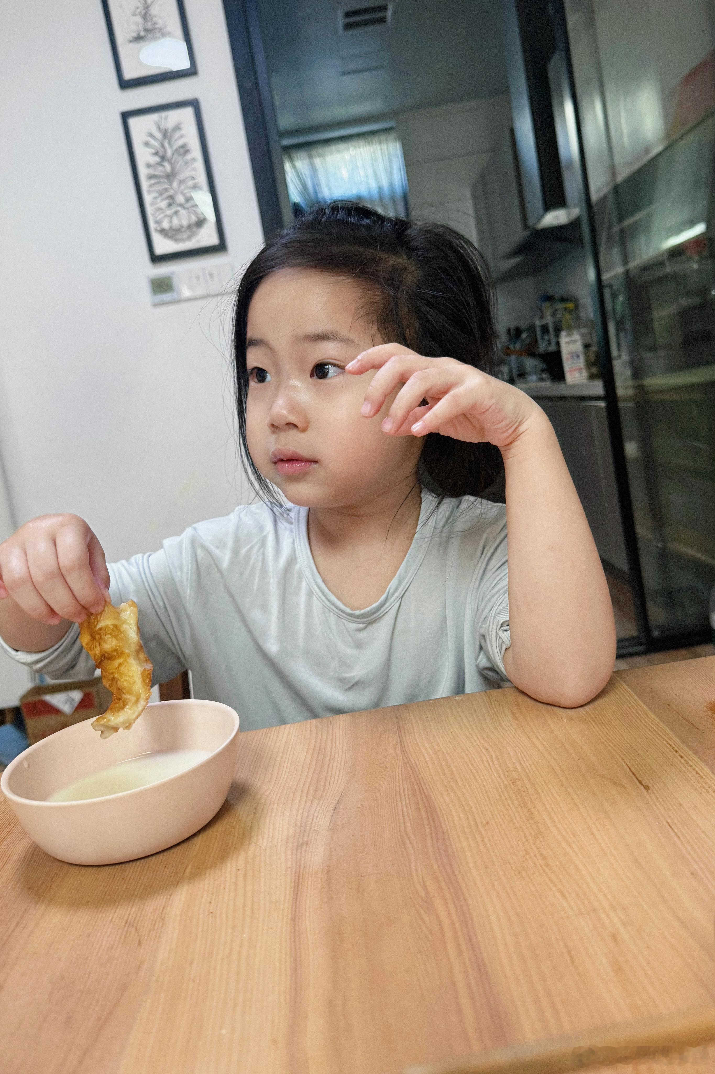#咕噜的爸爸托尼# 今天的精致发型是爸爸梳的。爸爸深思熟虑后，决定梳双马尾，而且