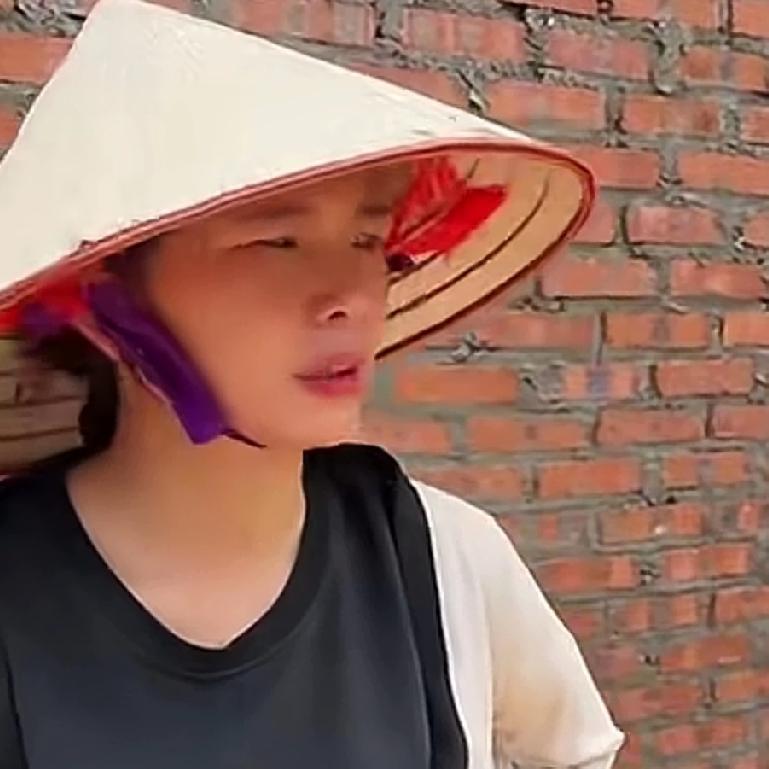 小潘和小秋在越南给小叔盖房子，小叔又揽了一个差事给他的亲戚一个姐姐家贷款担保，用