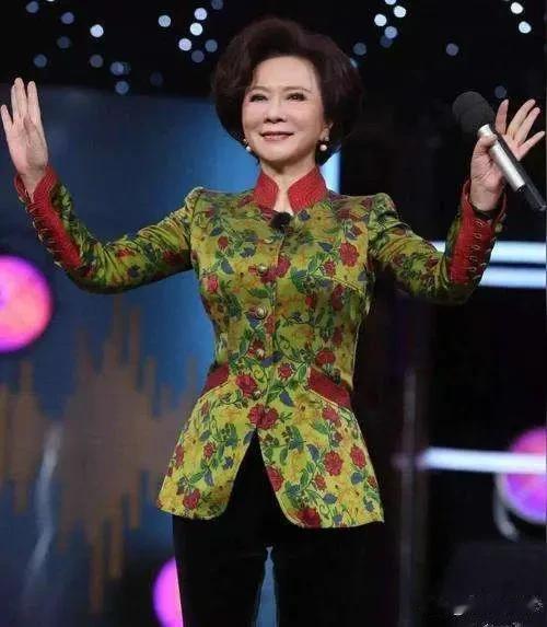 1975年，才14岁的蔡明就凭着一股子机灵劲儿，从一千多个孩子里脱颖而出演了《海