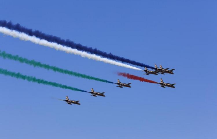 美国国庆日，7架中国飞机飞越纽约上空！
阿联酋骑士的高调表演，为何让美国最扎心？