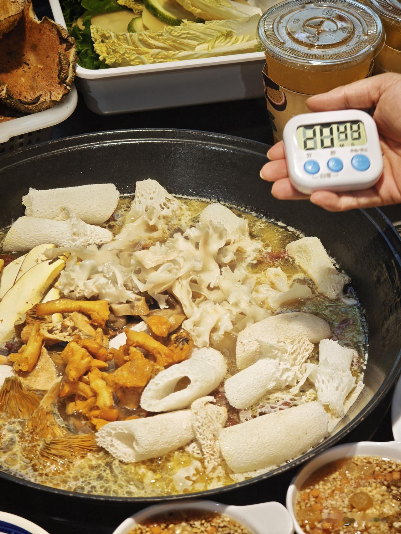 何超莲没骗我！昆明这锅菌真的绝了

何超莲都说要为了这锅菌子再来昆明
今天替你们
