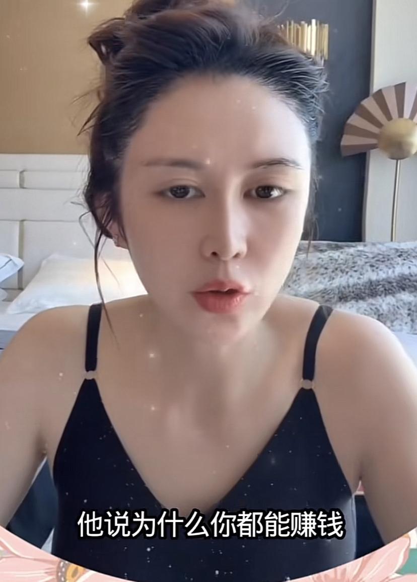 没想到盈公主女儿云朵不但学习好，还很会做生意，在班里同学都叫她富婆姐。

她才十