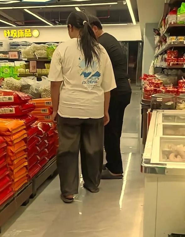 “终于见到了儿子谈了一年多的对象，没想到长这样，问了一年的照片都不给，如今在超市