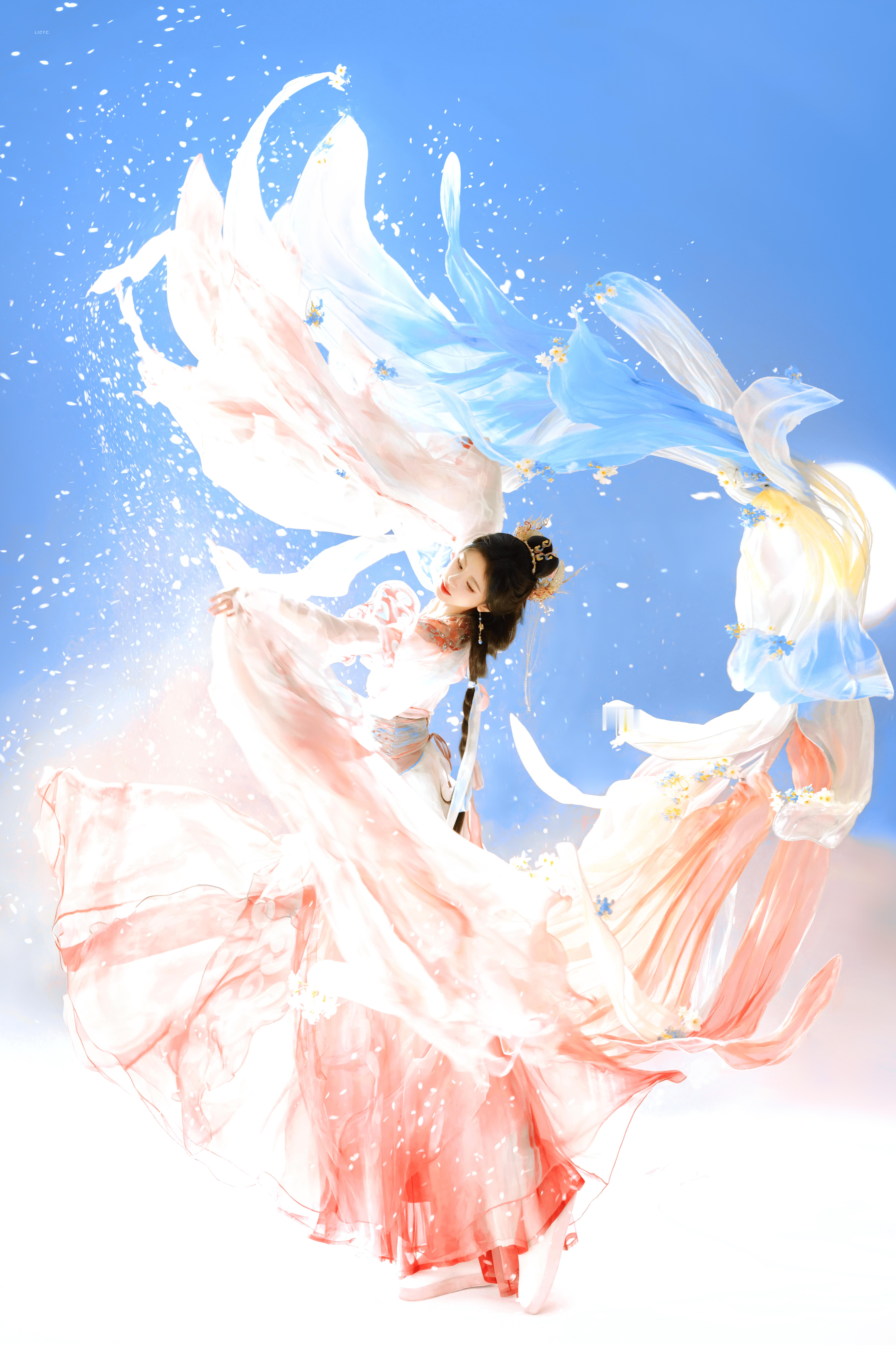 ' 云楼仙子水袖缠绵。*鞠婧祎 