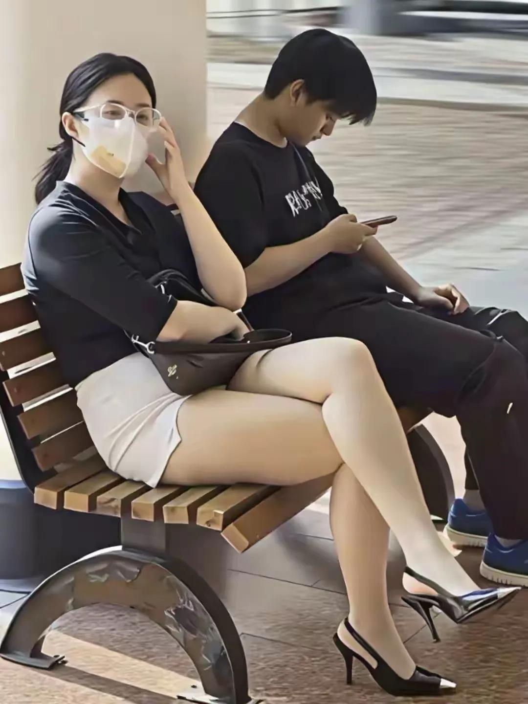 手机这么好看么？现在的孩子手机瘾太大了！
