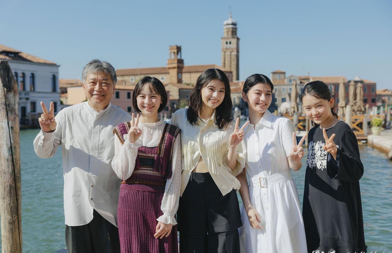 是枝裕和带着《蓦然回首》四位女主出口夏希、莳田彩珠、七濑风莉、冈田六花亮相水城威