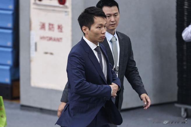 羽毛球奥运金牌得主李洋一入民进党的贼窝就变脏了，以总预算未过为由，当面拒接县长王