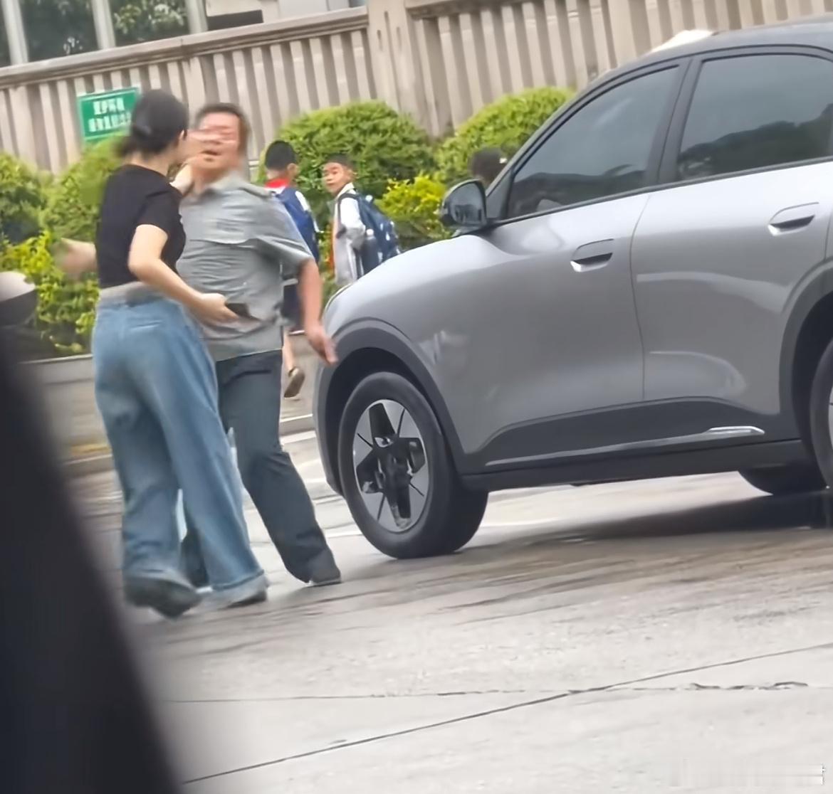 【福建：女子脚踹保安被扇事件警方已立案】
          这个事件今天一直挂