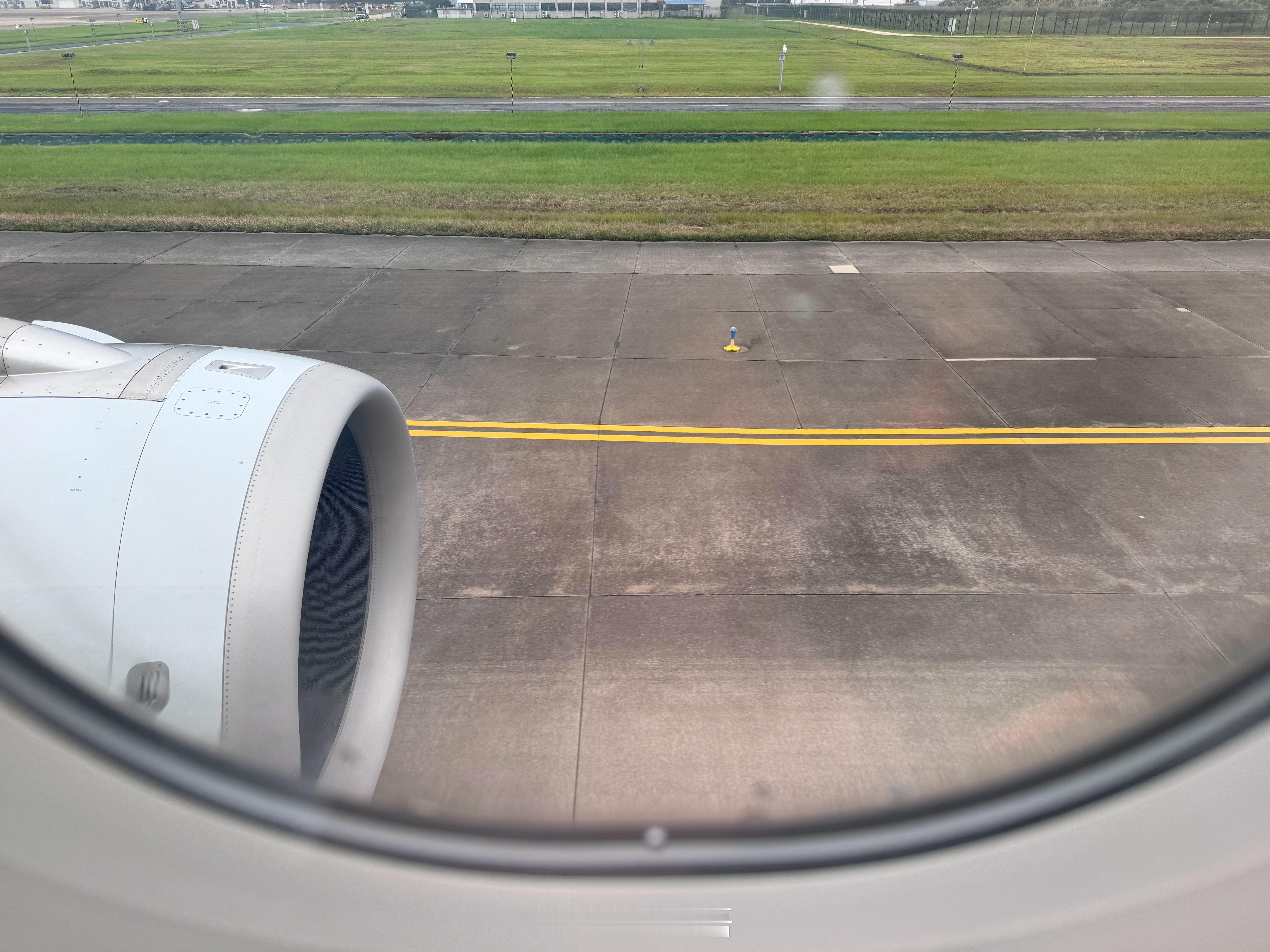早鸭！早起的人已经在滑行至跑道等待起飞咯🛫 ​​​