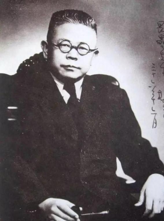 1945年8月15日，日本投降，重庆街头出现了一个奇怪的胖子。他拎着酒瓶子，边走