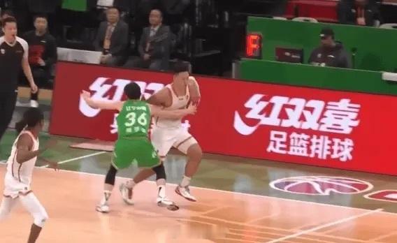 辽宁男篮在主场以83比87爆冷不敌深圳男篮，吞下2026年第3场爆冷，最近连续4