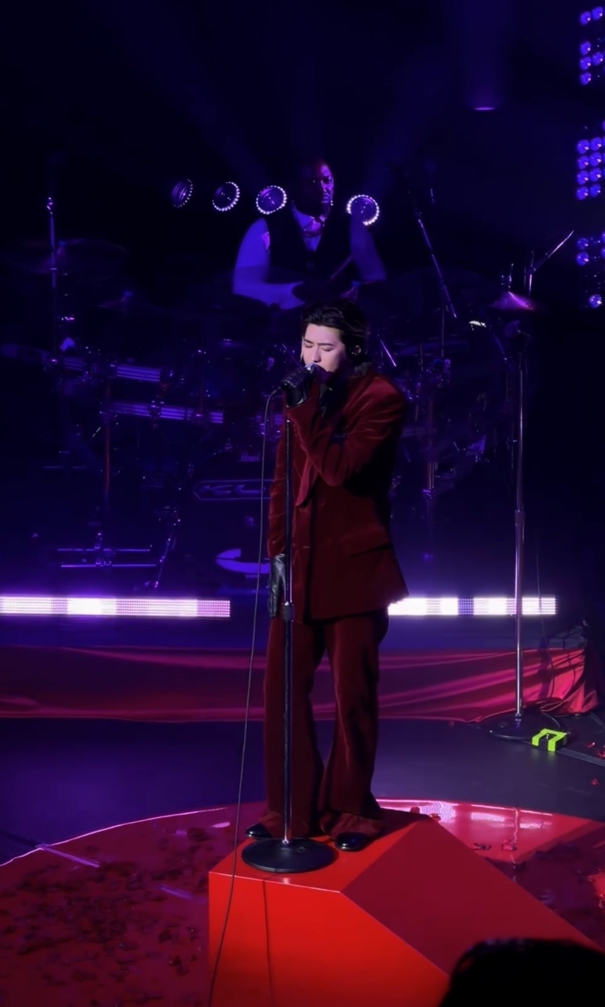 蔡徐坤2026KUN全球巡回演唱会  品蔡徐坤这个红丝绒西装舞台依旧是这个就这个