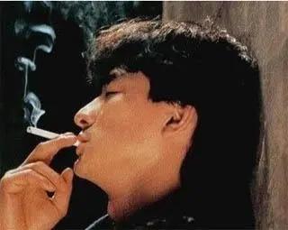 老张戒烟
村里有个老张是个烟鬼，每天得抽两三包，熏得牙都变黄了。他多次戒烟无果后