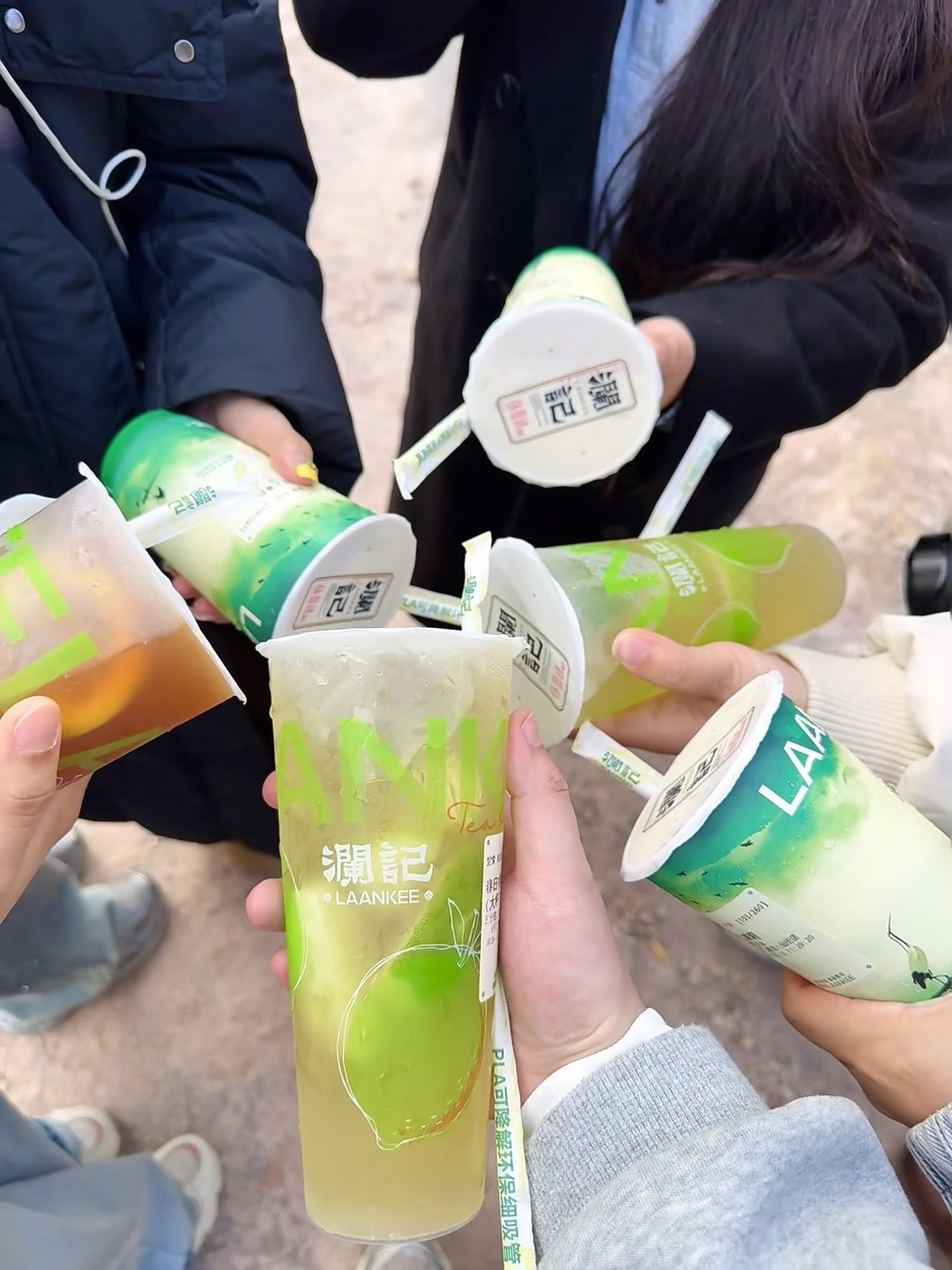 磊子请工作人员喝奶茶！丞磊请玉簟秋剧组喝奶茶