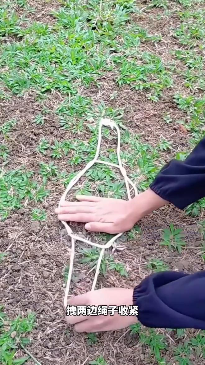 小妙招大作用。
·地上摆一个绳扣，另一个绳扣搭在上面，中间形成圆形扣。
·将两边
