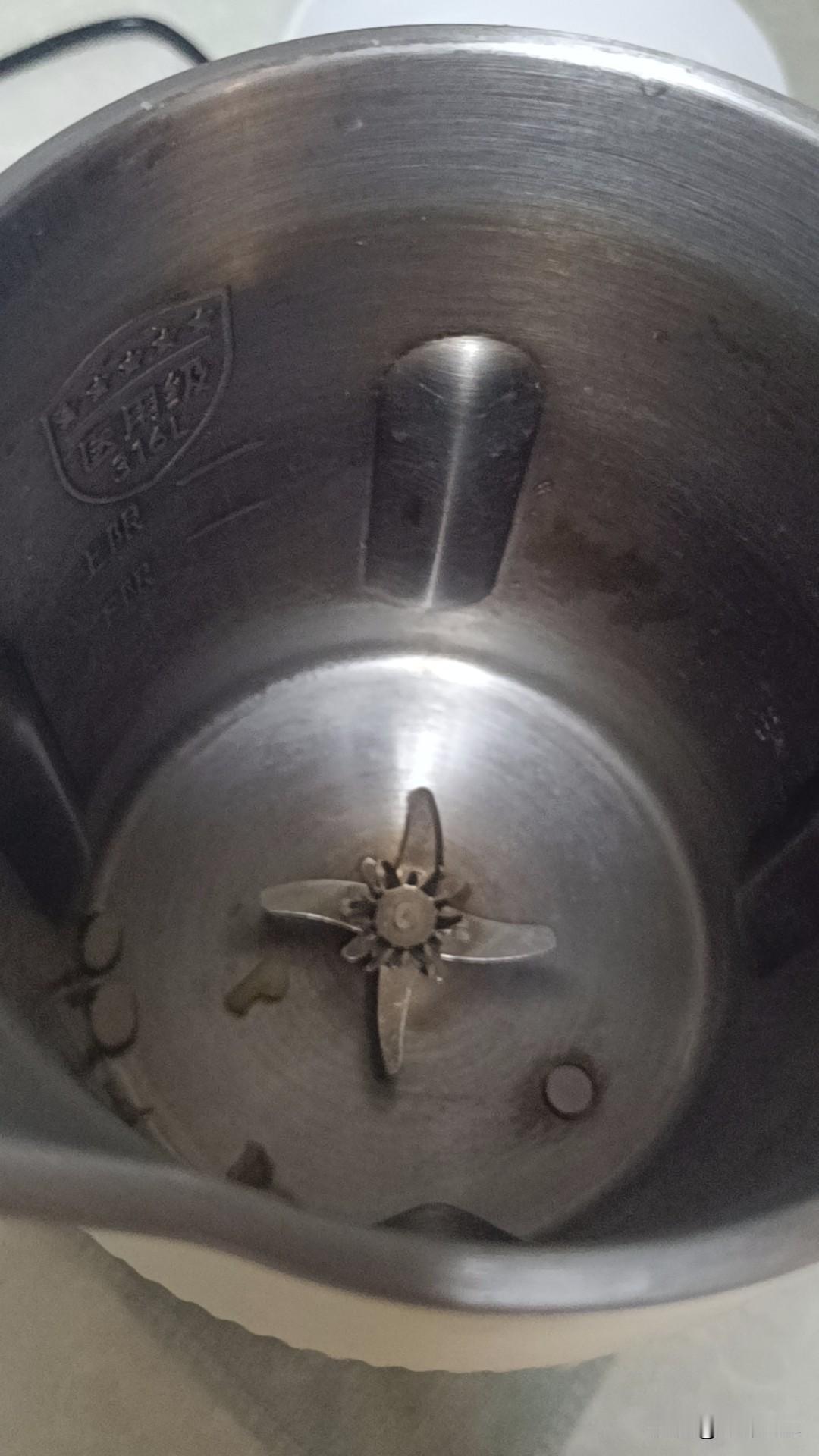 你不必揣测我的能力，我走过的路你未必敢走。我吃过的苦你未必能咽下，我过什么样的日