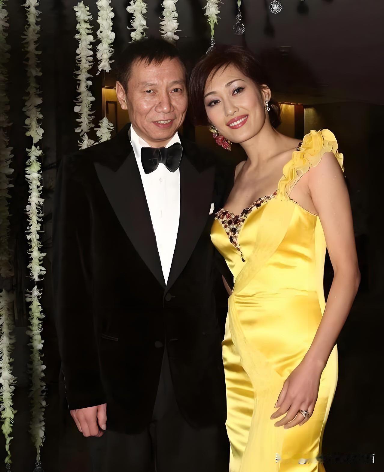 这一对夫妻，看着怎么像是一朵鲜花插在牛粪上。孟广美年轻貌美，杏眼桃腮，天生丽质，