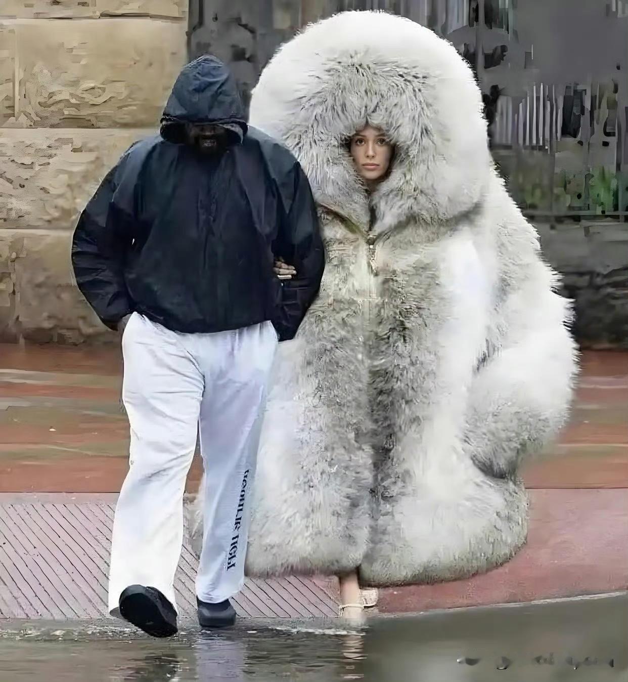 侃爷老婆这造型你说她热吧，裹着厚貂像要过冬；说她冷吧，光脚踩夏天高跟像在过夏天。