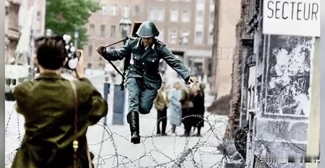 1961年8月15日，年仅19岁的东德士兵舒曼在贝尔瑙尔大街和鲁平大街拐角处巡逻