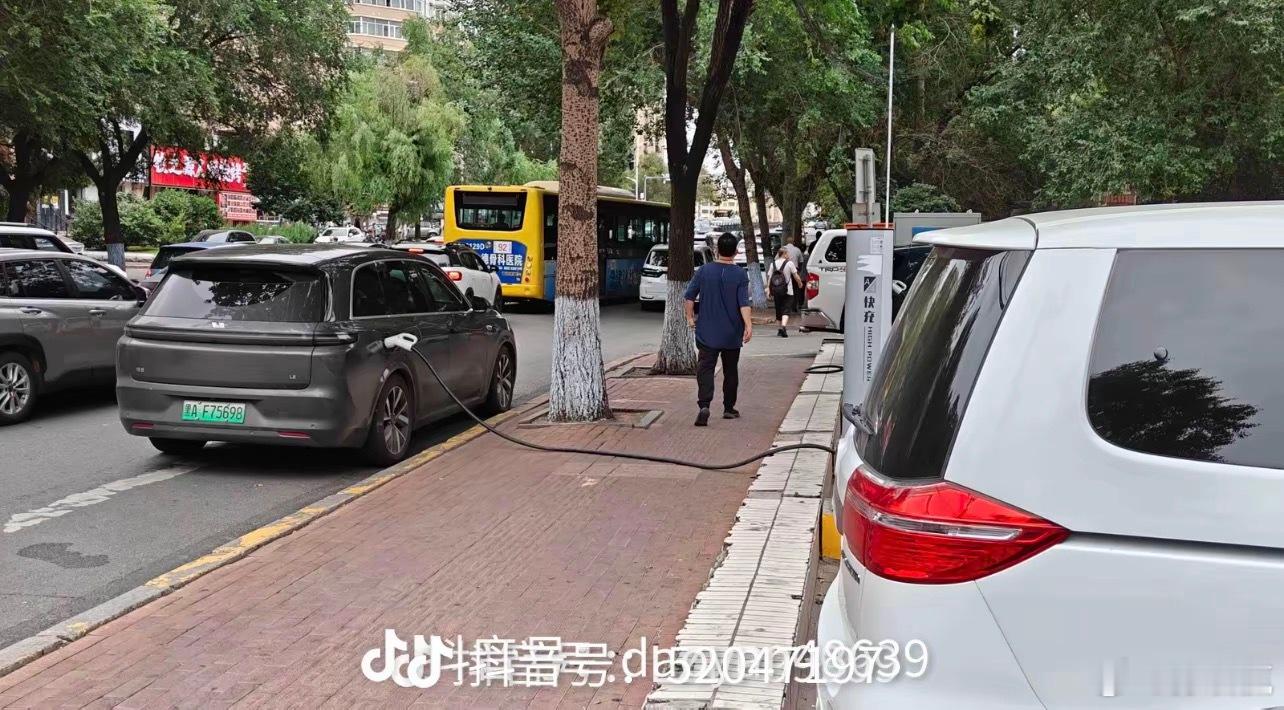 最近其他几个平台密集出现了理想车主乱停车的照片和视频，很不正常。都别装外宾，咱们
