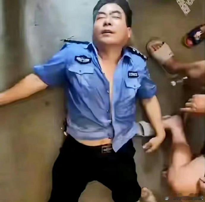 杨旭恒，连续救出51人后，被巨浪冲走、失联10多个小时后，凭借过硬的身体素质和顽