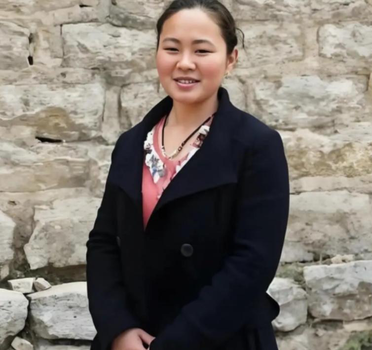 1994年，一名18岁的女孩被人贩子以2700元卖给了一位放羊人，洞房当晚，女孩