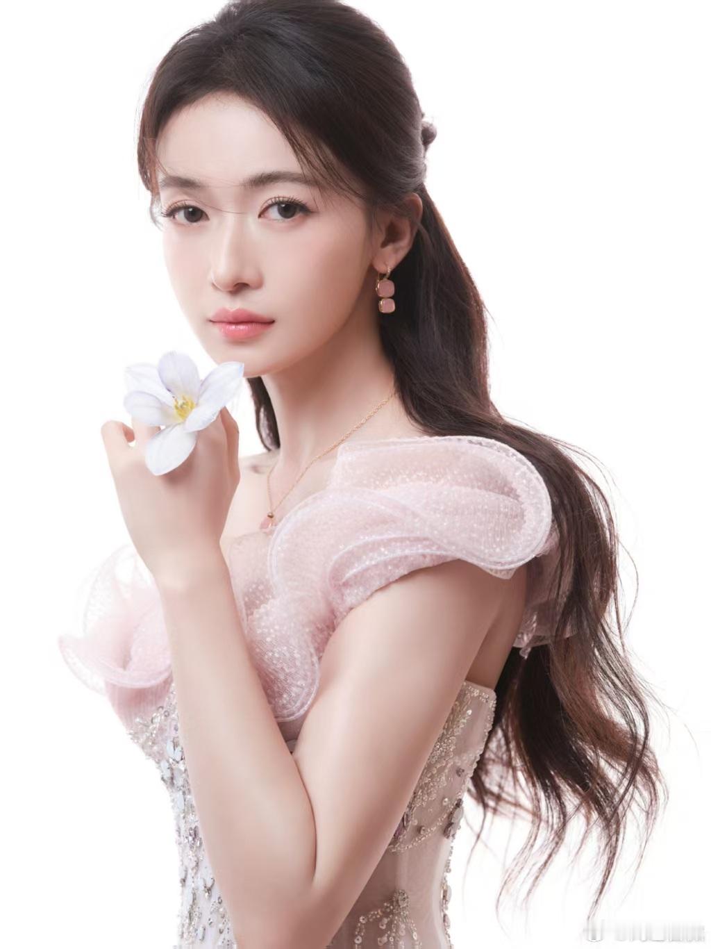 吴谨言粉白人鱼姬吴谨言是海的女儿吧 粉粉嫩嫩的造型真的是又温柔又好看，吴谨言粉白