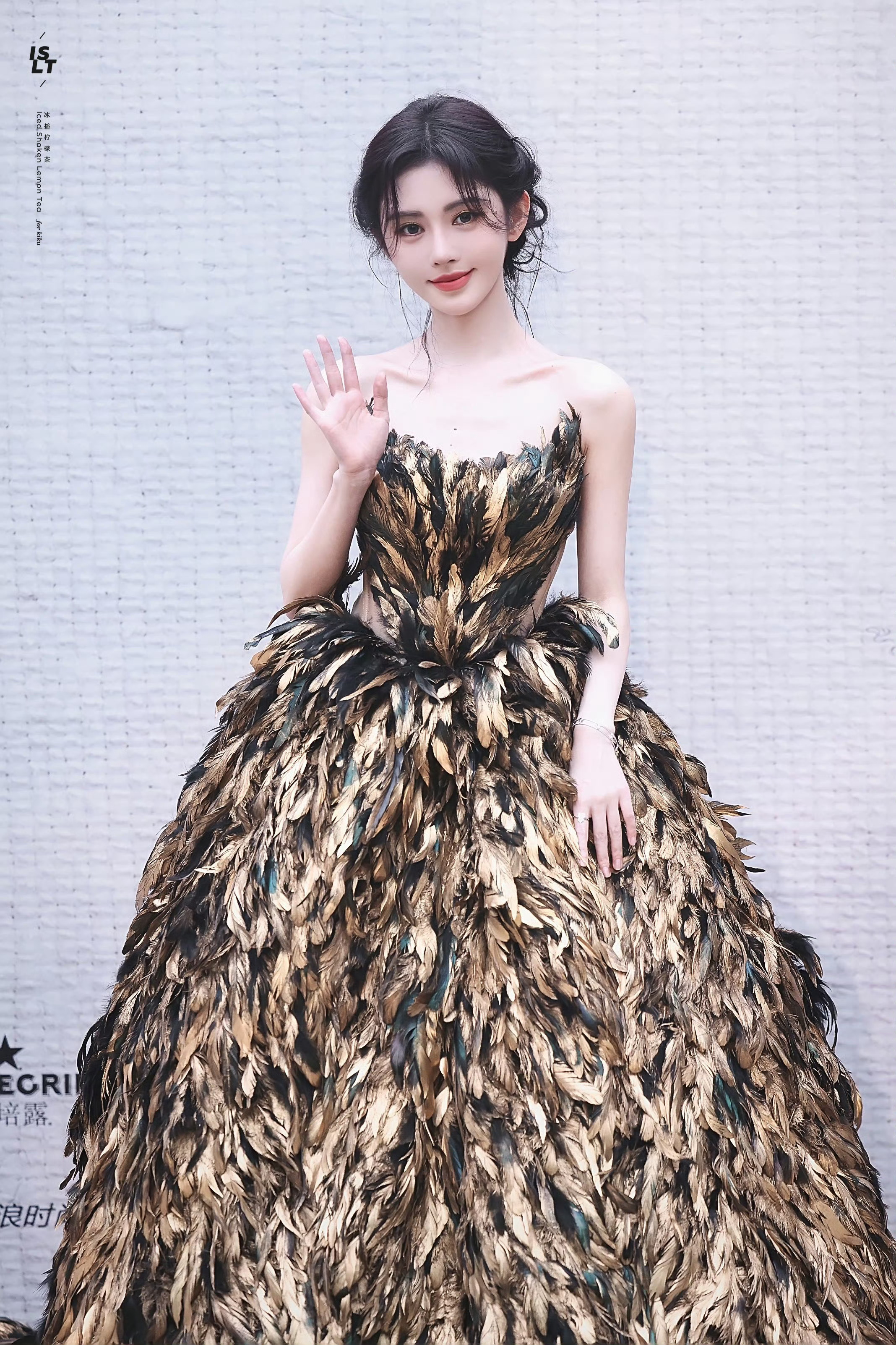 jjy鞠婧祎 jjy鞠婧祎露芜衣 “你是黑夜耀眼的光，白昼绚烂的玫瑰”  𝐘?