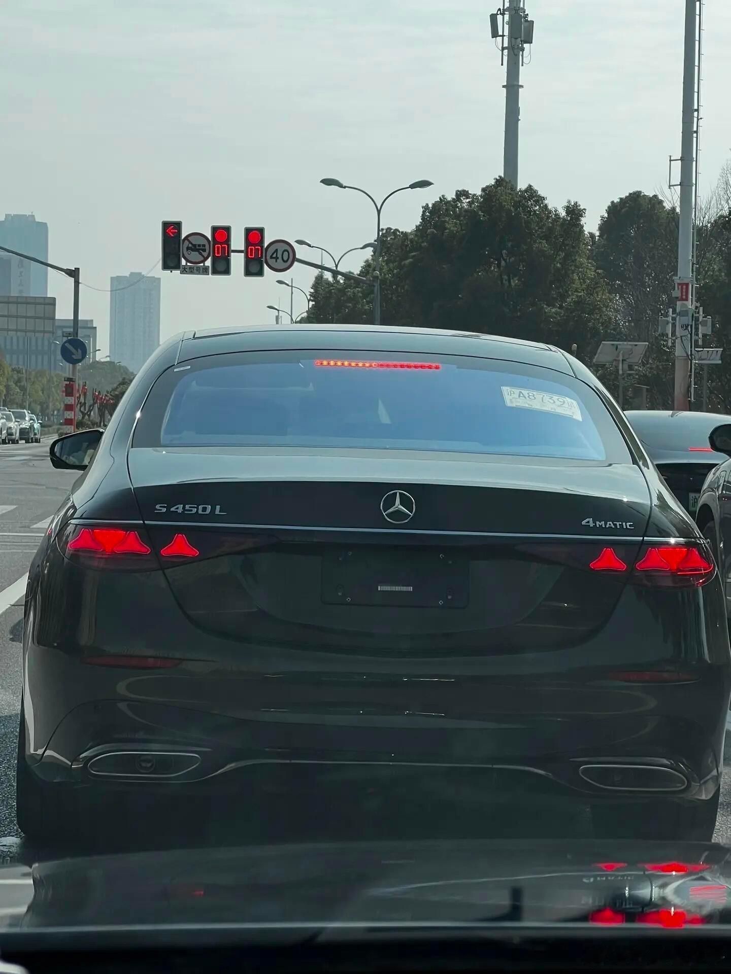 大v聊车 刚发布就开上了啊！他怎挣得钱？？？ 