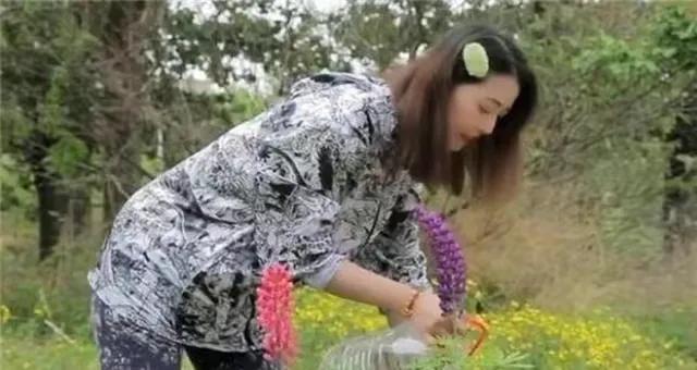 根据周海媚身边的人透露，她生命中最后的20多天是在北京的家中度过的。虽然不工作的