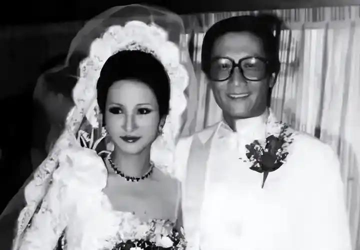 1985年，谢贤欠下了1600万赌债，被逼得走投无路。
妻子狄波拉经谢贤同意后，