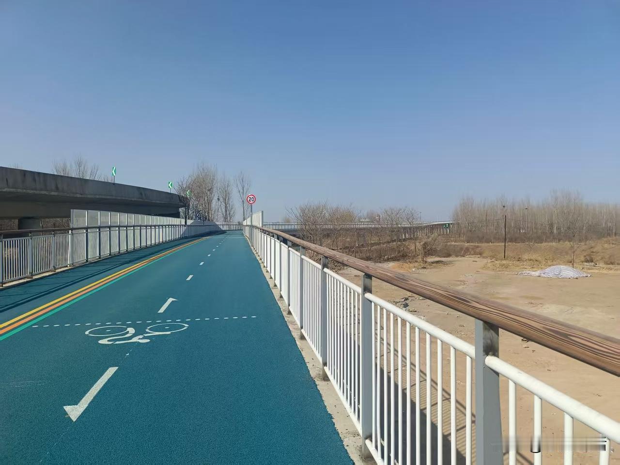 梁东方
骑车走了环城绿道的一小段，城市西北方向上，由西南而东北倾斜，方向倾斜地势