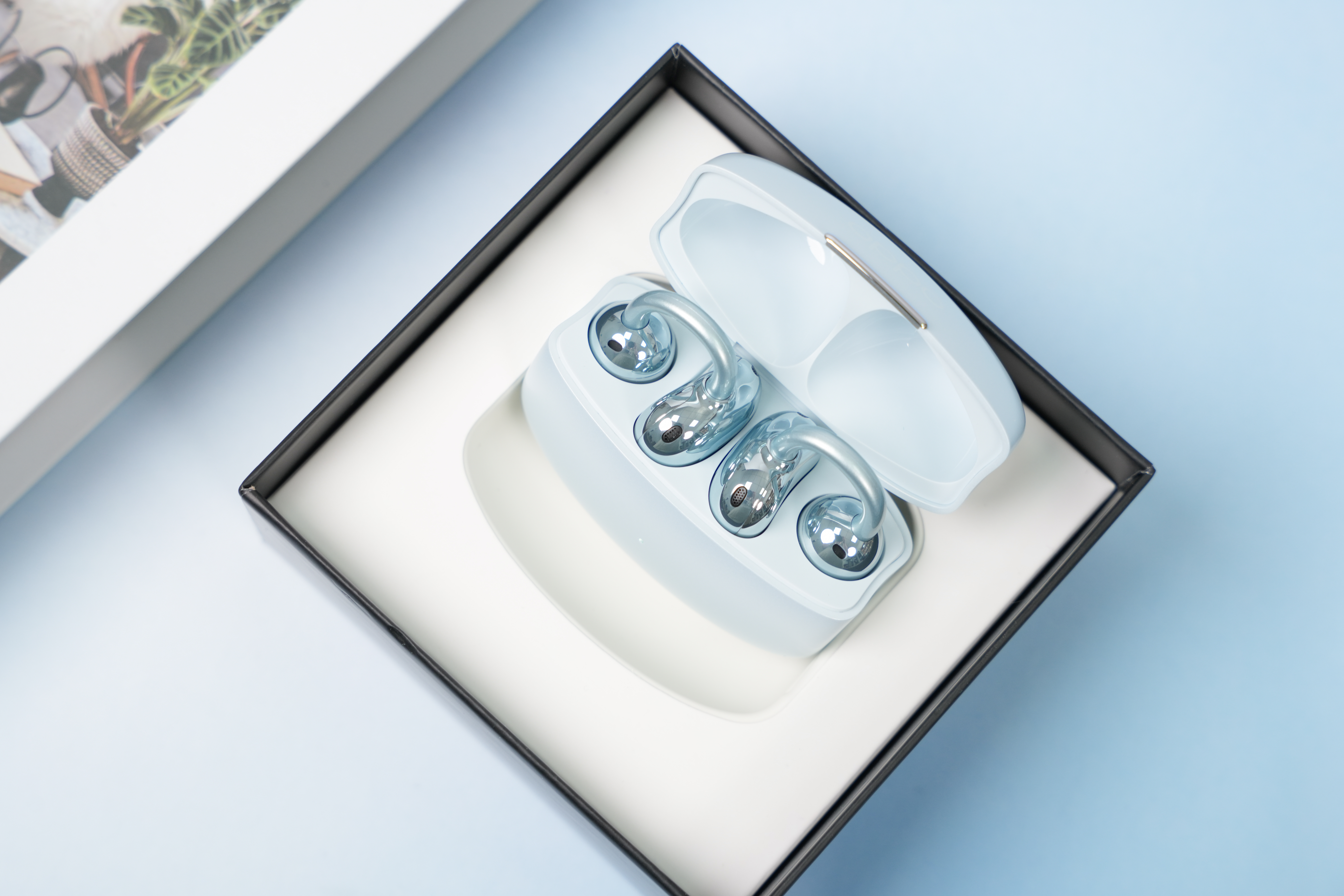OPPO Enco Clip 耳机来了，珠光海的配色，整体非常精致。说实话我一直